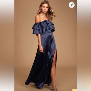 Pretty floor length dress from Lulu’s! Only worn once for holiday photos